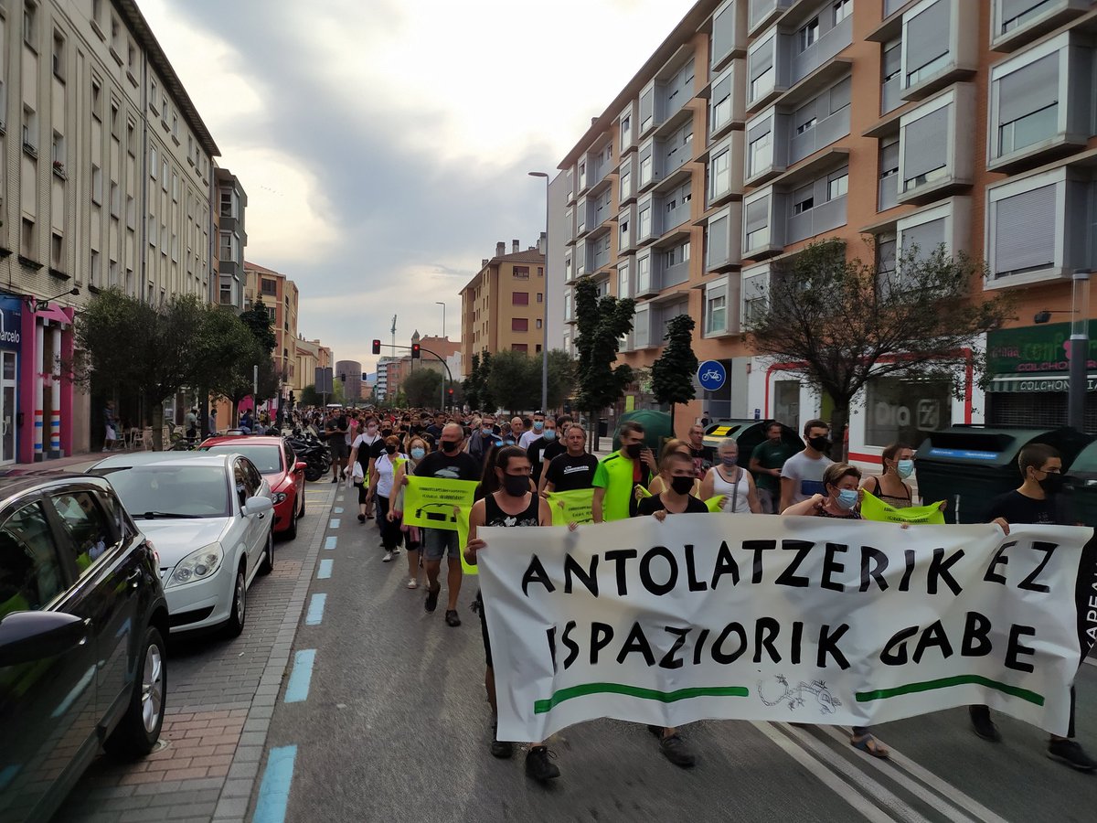 Gaztetxea desalojatu badute ere, borrokan jarraitzeko deia egiteko baliatu nahi dugu gaurkoa. Hamaika aldiz erori arren, hamabi aldiz altxatuko garelako gure espazioen eta antolakuntzarako aukeren defentsan.

Antolatzerik ez, espaziorik gabe!