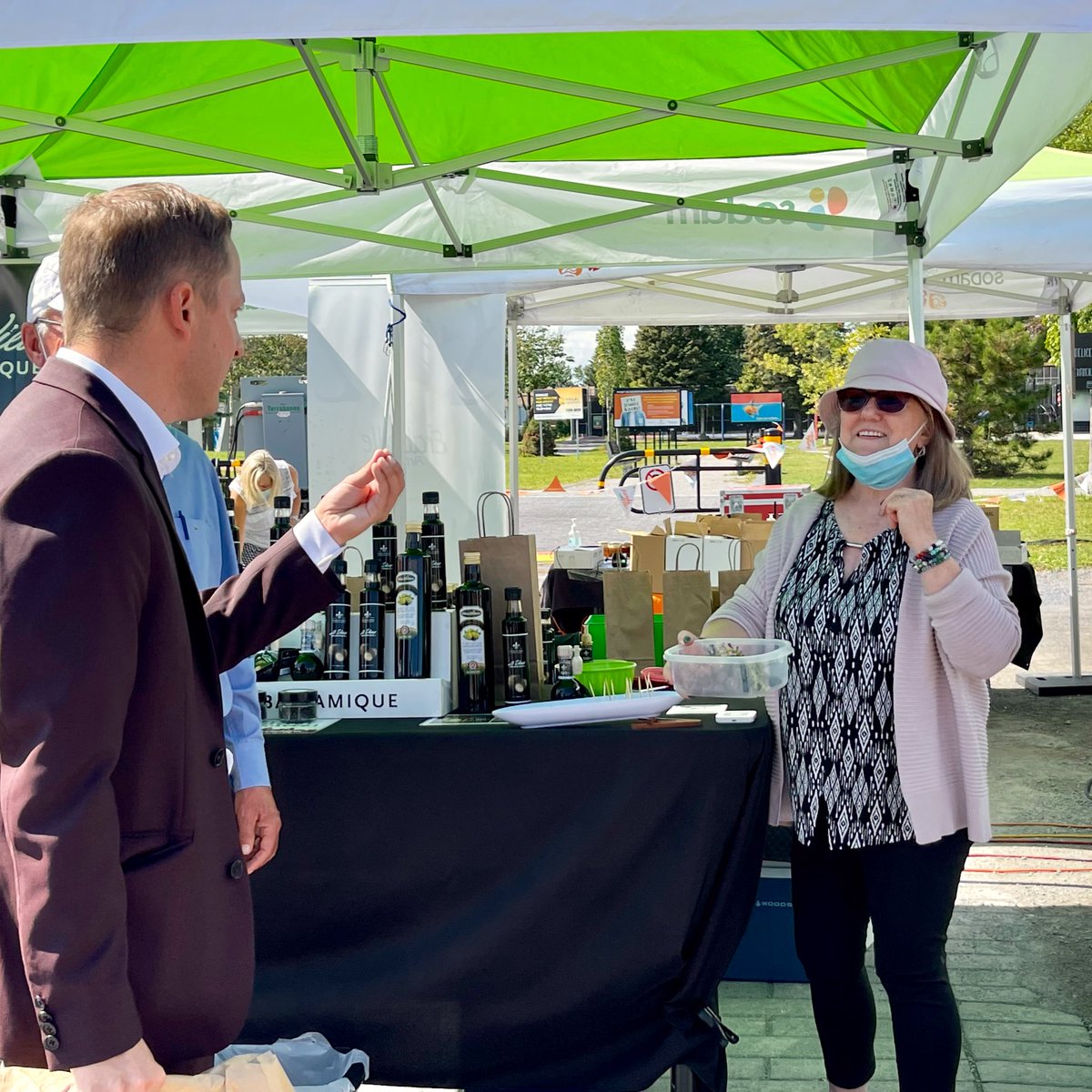 MathieuTraversy's tweet photo. Bonne fin de saison et merci à nos producteurs et artisans du Marché public moulinois! À l’an prochain! #jachetelocal #terrebonne @SODAM2906 #polmun #polqc @MouvTerrebonne https://t.co/BgXo2PIqTL