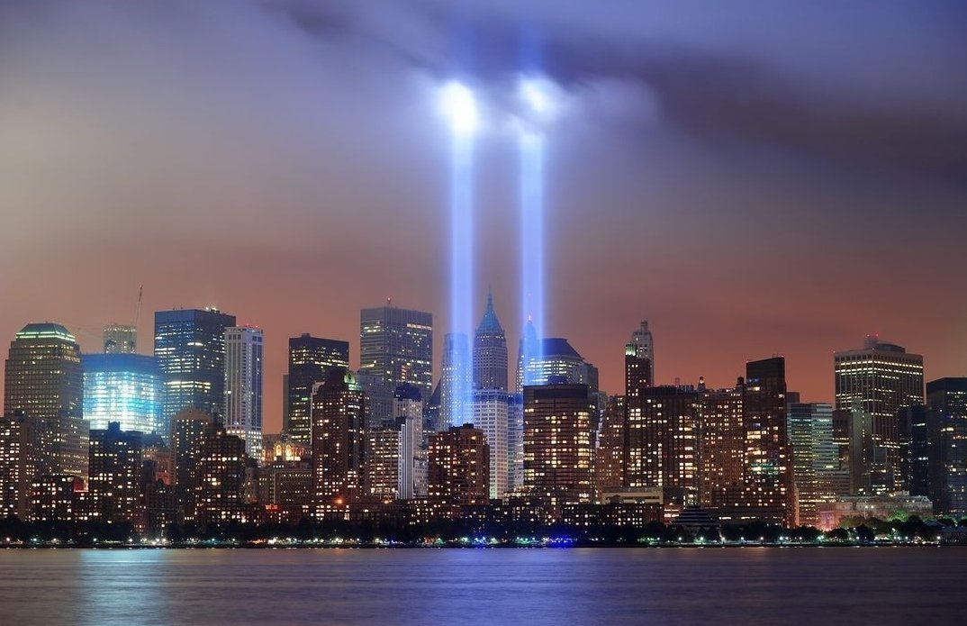 ArmysHdz's tweet photo. We will never forget 🇺🇲😔
#September11th  #September2001    #20YEARS911 #September2021 #TwinTowers #11Memorial #NeverForget911 #20thanniversary911 #GodBlessTheUSA 🙏🌹 https://t.co/uDxXnFC5FQ