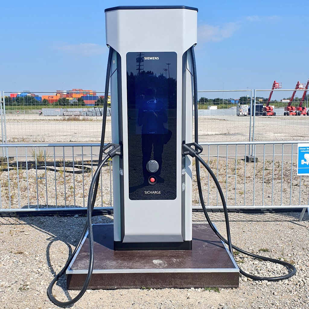 For public chargers, user-friendliness is crucial. Features like nice displays are very important. Here the <a href="/SiemensInfra/">Siemens Infrastructure</a> SICHARGE D at #IAA21.
#SiemensInfluencer #emobility