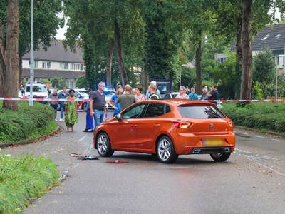 Man gewond naar ziekenhuis na steekpartij midden op straat in Ede, arrestatieteam valt woning binnen