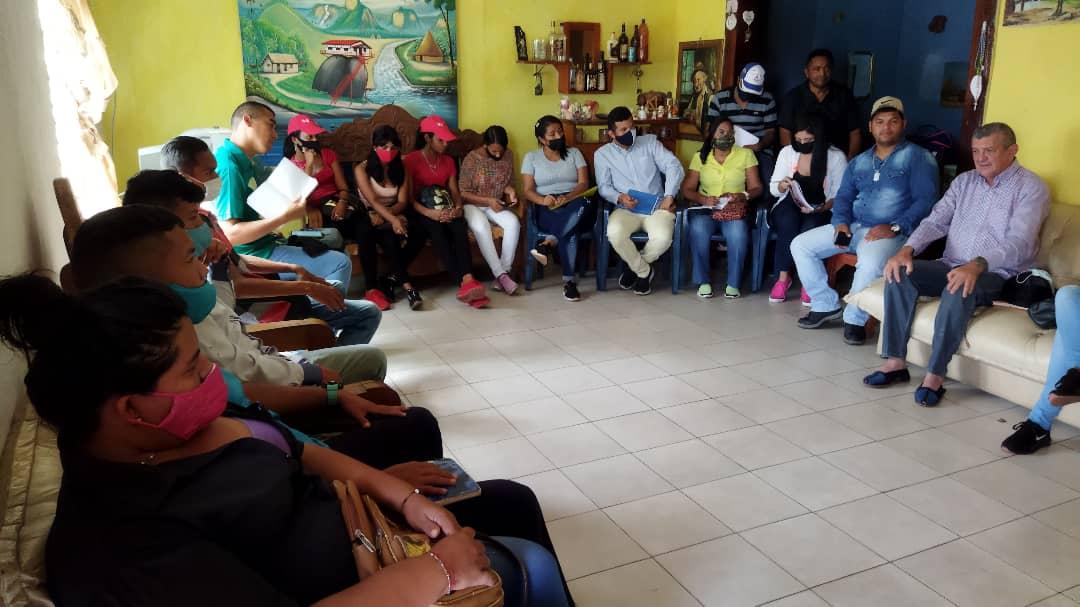 JPSUVCed's tweet image. #11Sep | 📷 | La JPSUV del Municipio Cedeño sostuvo un encuentro con el Candidato del GPPSB a la Alcaldía, Prof. Miltón Tovar en el marco de la unificación de los equipos juveniles que hacen vida en el municipio para garantizar la victoria perfecta este 21N.

#LaClaveEsVacunarse
