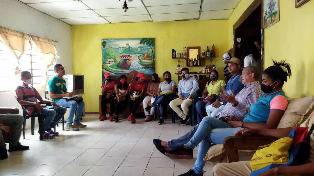 JPSUVCed's tweet image. #11Sep | 📷 | La JPSUV del Municipio Cedeño sostuvo un encuentro con el Candidato del GPPSB a la Alcaldía, Prof. Miltón Tovar en el marco de la unificación de los equipos juveniles que hacen vida en el municipio para garantizar la victoria perfecta este 21N.

#LaClaveEsVacunarse