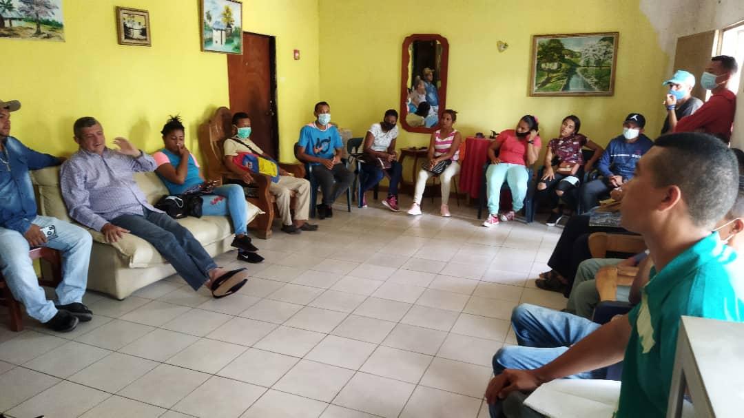 JPSUVCed's tweet image. #11Sep | 📷 | La JPSUV del Municipio Cedeño sostuvo un encuentro con el Candidato del GPPSB a la Alcaldía, Prof. Miltón Tovar en el marco de la unificación de los equipos juveniles que hacen vida en el municipio para garantizar la victoria perfecta este 21N.

#LaClaveEsVacunarse