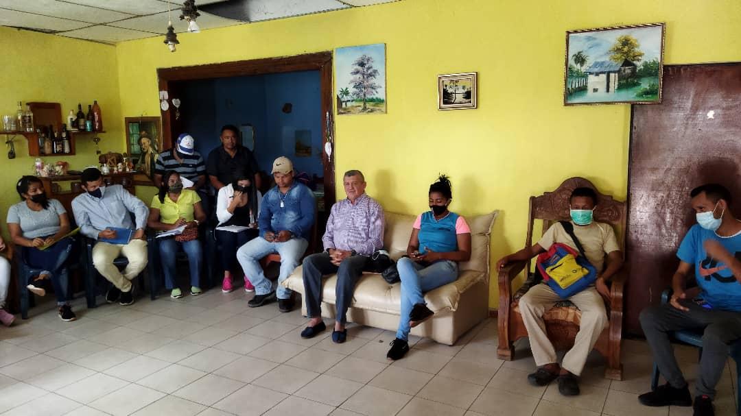 JPSUVCed's tweet image. #11Sep | 📷 | La JPSUV del Municipio Cedeño sostuvo un encuentro con el Candidato del GPPSB a la Alcaldía, Prof. Miltón Tovar en el marco de la unificación de los equipos juveniles que hacen vida en el municipio para garantizar la victoria perfecta este 21N.

#LaClaveEsVacunarse