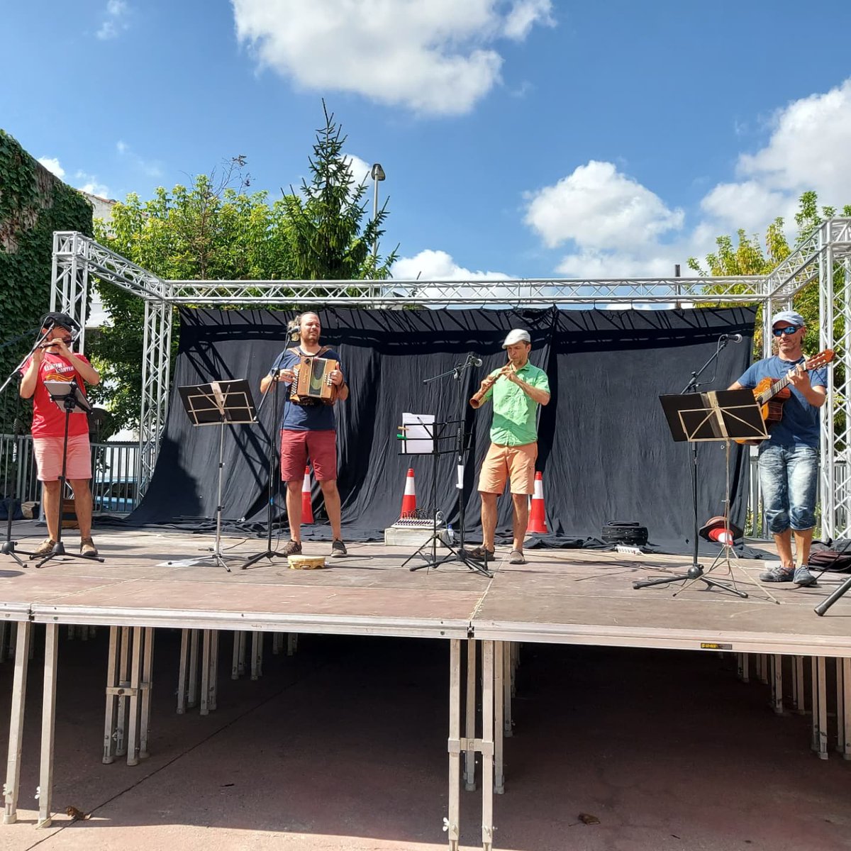 Avui hem descobert el grup de música tradicional @sempronianafolk ! 

Gràcies per vestir la diada i la nostra Festa Major!

#Guissona #fmguissona21