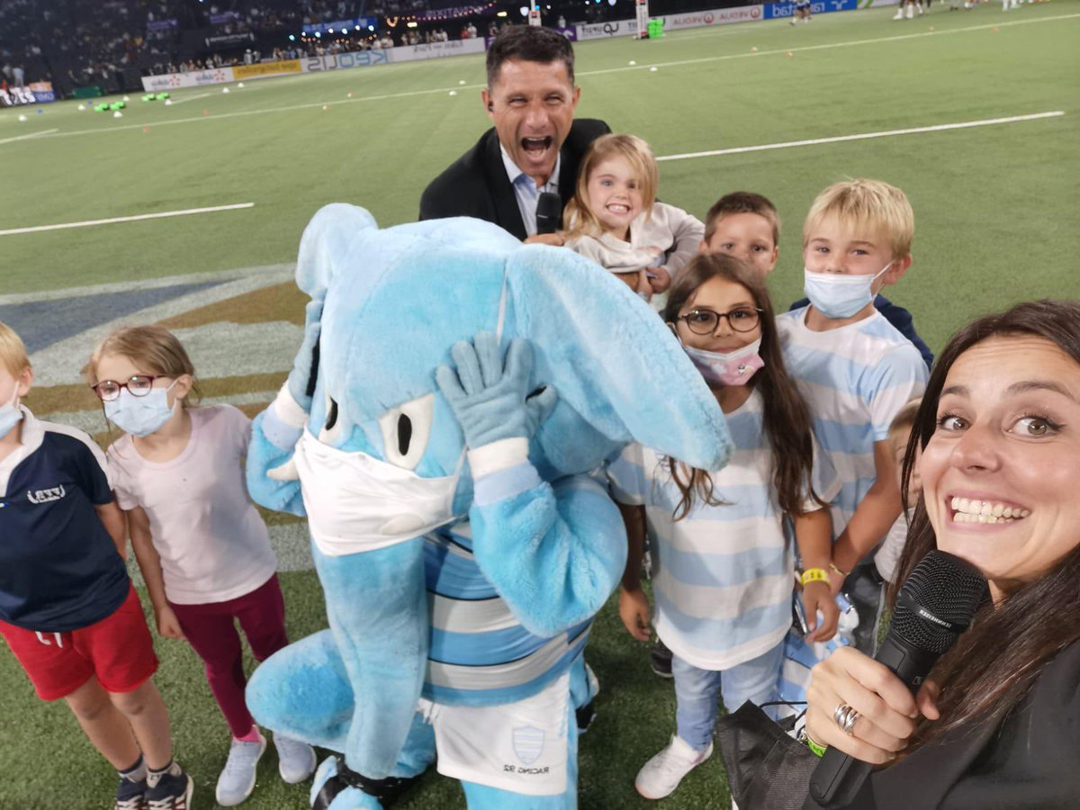 Bien entouré pour le retour ! Par contre « attrape Mahout » c’est pas du jeu 🐘

#R92SR #RacingFamily <a href="/ParisLaDefArena/">Paris La Défense Arena</a> <a href="/EricDagrant/">Eric Dagrant</a> <a href="/paulinebouic/">Pauline Bouic</a>