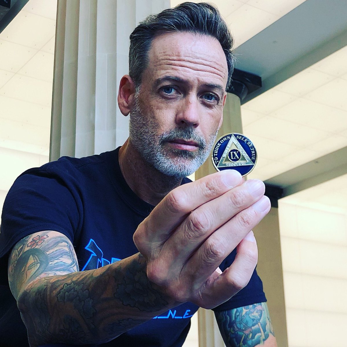 ChrisAikenMusic's tweet image. 9 Years Sober Today 
It’s hard to put into words the love and gratitude I have in my life now
Everyday is a gift and a chance to help and inspire others to be better than we were yesterday 
Thank you @musicares 🖤
#sober #life #clean #grateful #love