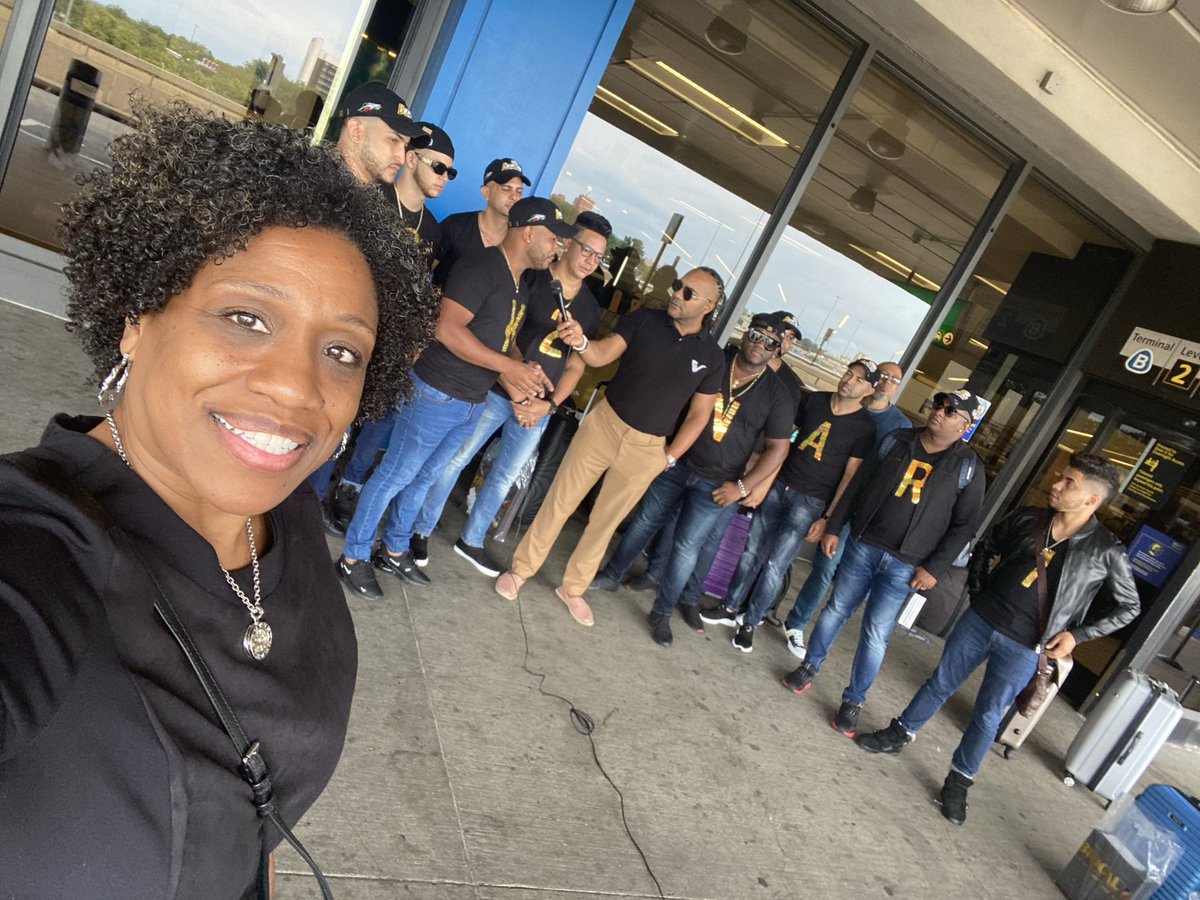 zonaartistikaa's tweet photo. Presente en el recibimiento de los RIKAR2NES desde Newark NJ Airport https://t.co/bnEtyKExVy