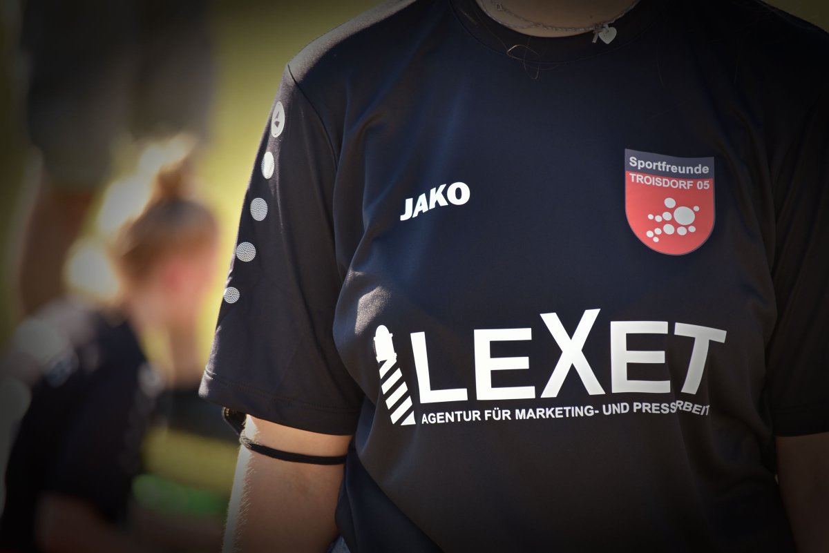 AgenturLexet's tweet photo. Nachwuchsförderung mal anders... freuen uns riesig, dass wir die Mädchen-Nachwuchs Mannschaft des SF Troisdorf zukünftig unterstützen dürfen. 😍 🏆 ⚽
#nachwuchs #königfussball #aufdiejugend #lexet #agenturlexet #zeigtsdenen #sftroisdorf #frauenfussball https://t.co/iTyaVbBzZS