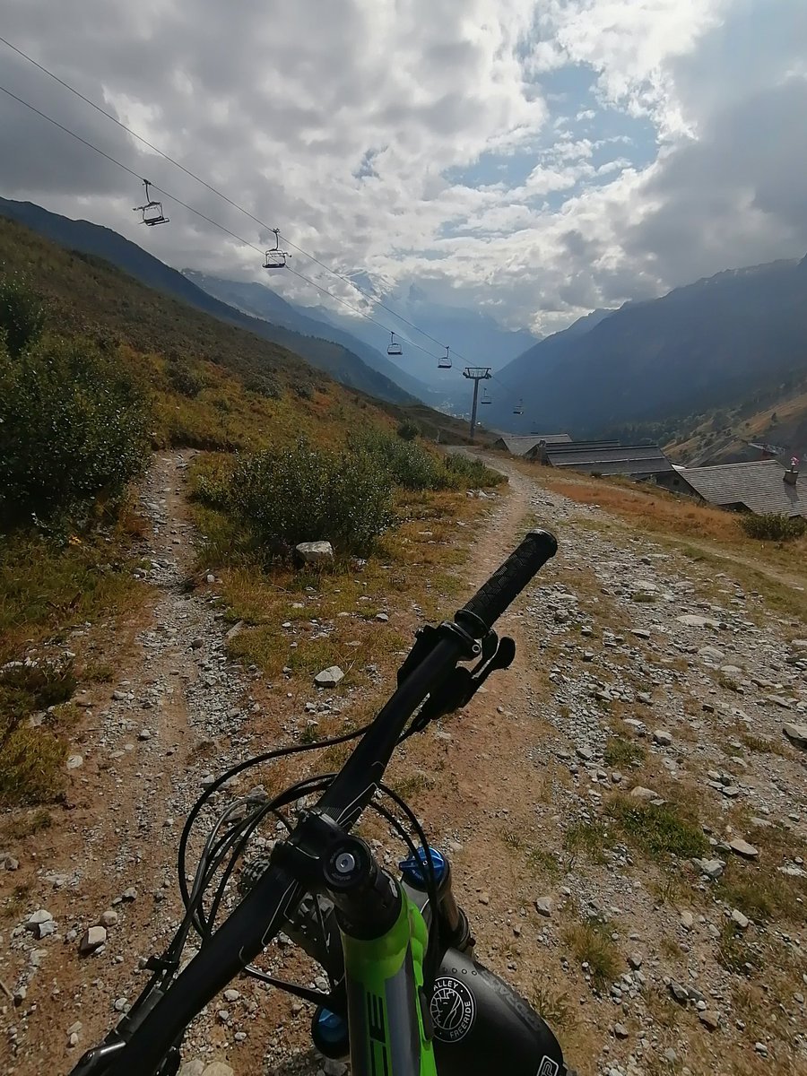 September 🍂 Empty trails 🥳 Sunny days ☀️ The best 😎

#chamonix #september #summer #alps #alpit #montblancview #mtb #vtt #nature #outdoors #montblancmassif #travel #explore #adventures #hautesavoie 👉 #xcchamonix