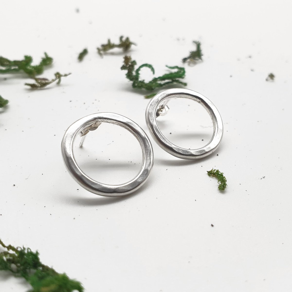 MaisyPlum2's tweet photo. Handmade Silver Circle Studs https://t.co/Eok0Vq5AkZ #Etsy #MaisyPlum #SilverCircles https://t.co/cuiifuvFsa