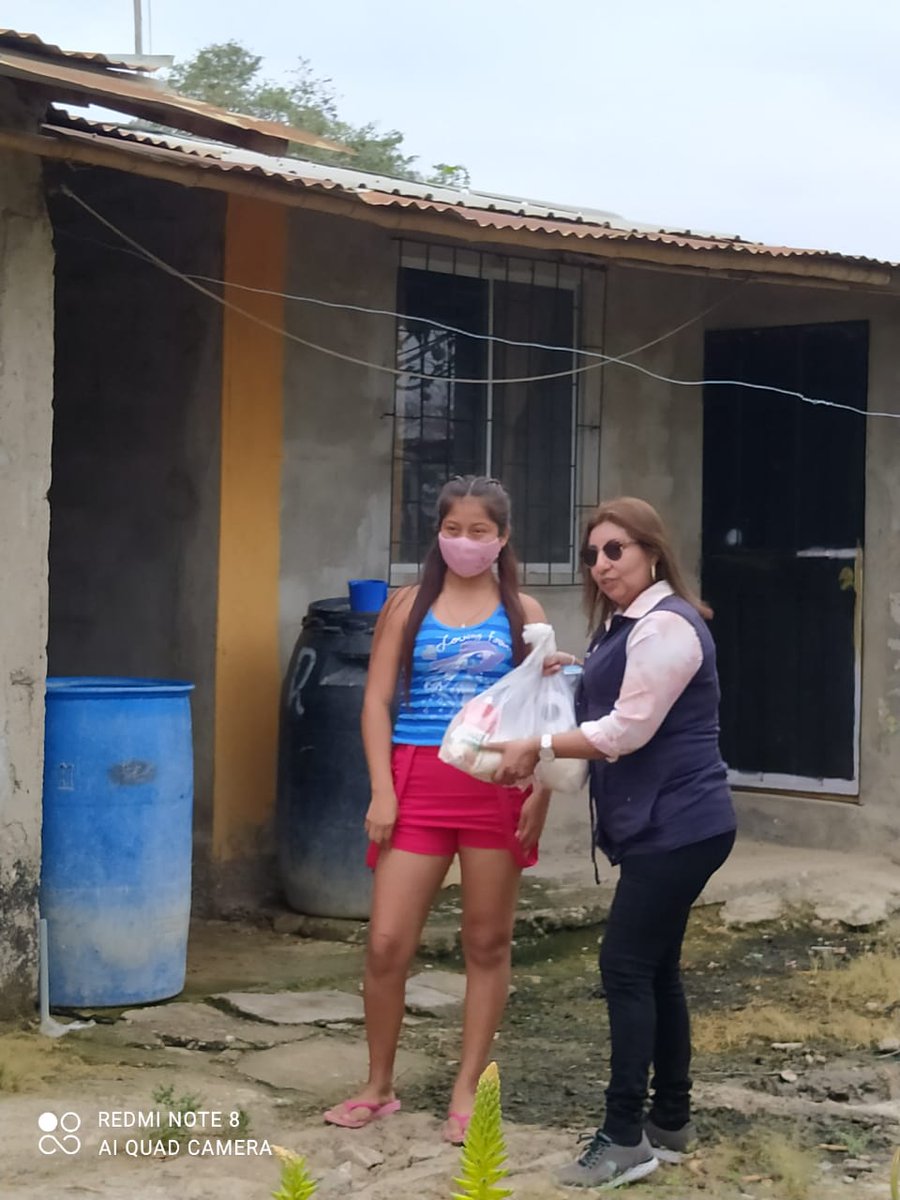 Hoy tuvimos la oportunidad de visitar el recinto Cascajal en el cantón Pedro carbo, llevando víveres a sus pobladores.
Agradecemos por ese granito de arena a todas las personas que ayudaron a esto posible.