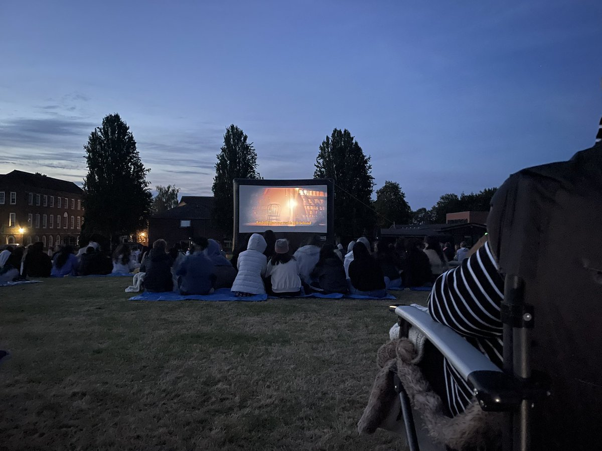 Outdoor cinema! Greatest showman #stswithunsgirls #stswithunsboarding