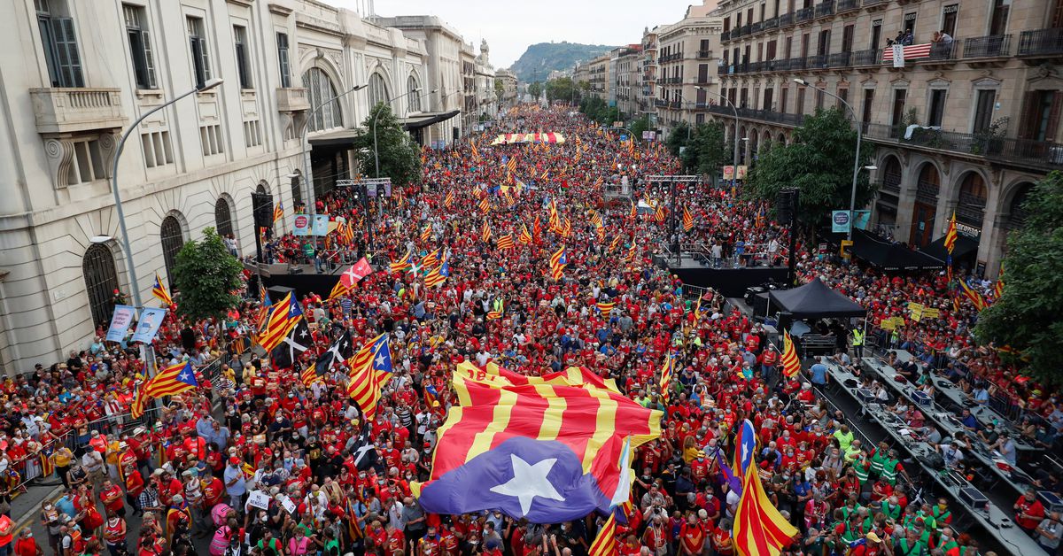 Thousands of Catalans rally for independence in Barcelona reut.rs/38Zg7rB