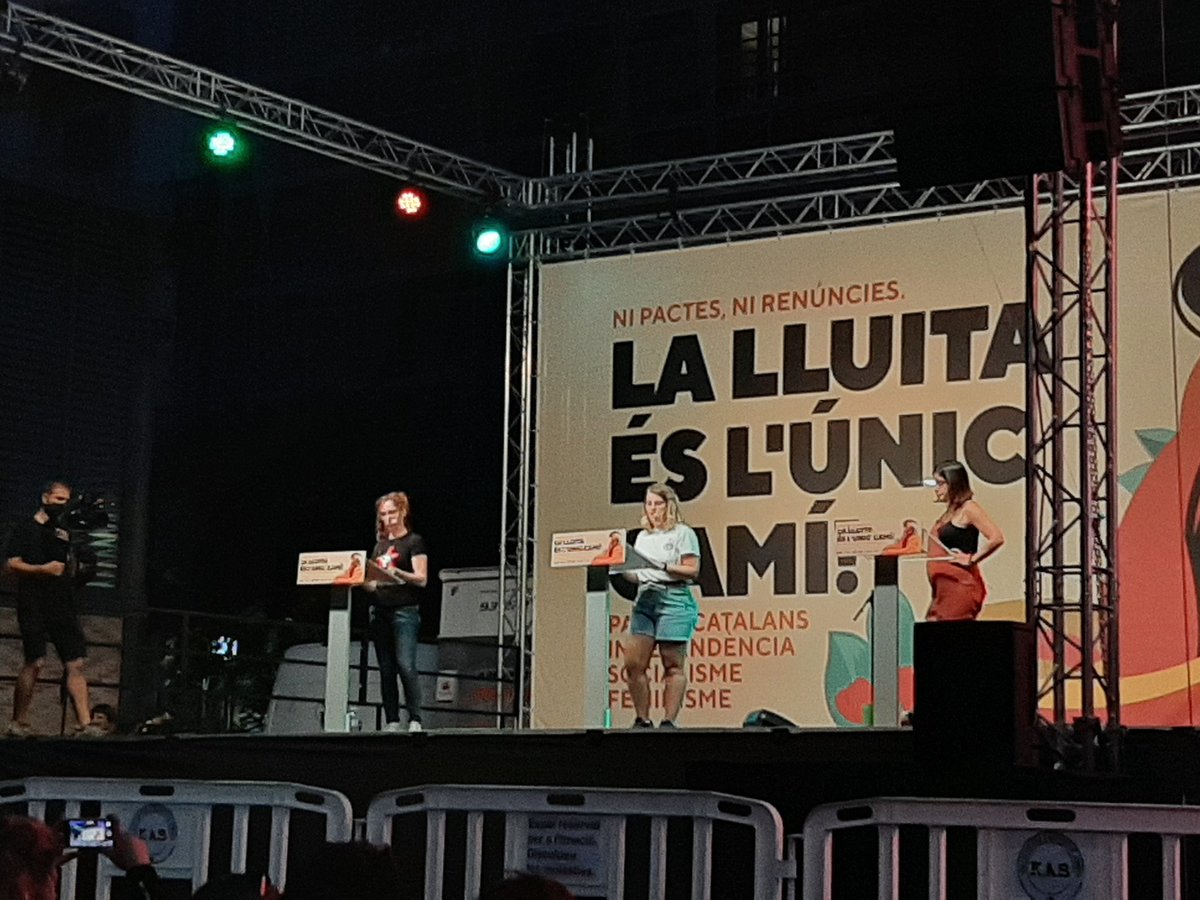 laccent's tweet photo. Més de 15.000 persones s'han manifestat a Barcelona en la convocatòria de l'esquerra independentista #Diada2021 denunciant els pactes i renúncies del govern autonomista #Diada https://t.co/Uv6djPZQ4i