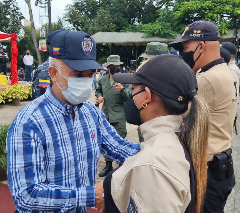 Felicito a todas las funcionarias y funcionarios de los distintos cuerpos de inteligencia de la Policía Nacional Bolivariana del #Táchira por sus ascensos. Hombres y mujeres que arriesgan su vida día a día en defensa y seguridad de la paz y de la soberanía de nuestra nación.