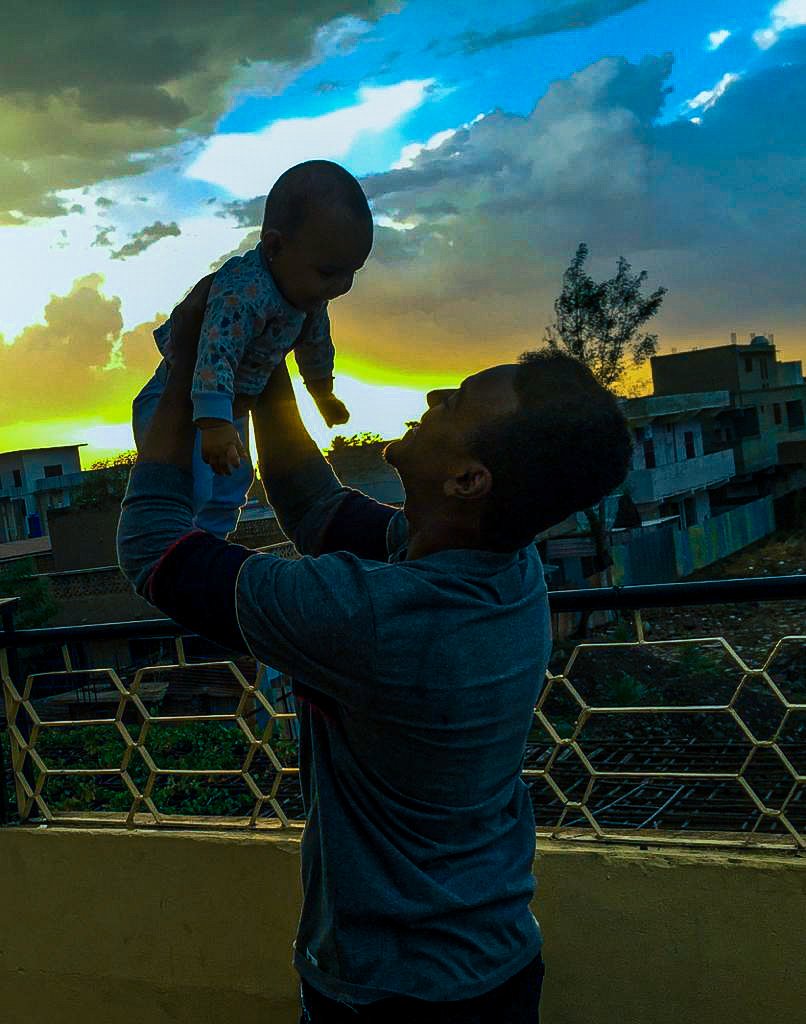 فكرة ان طفل صغير يحبك زيادة عن بقية الموجودين ويفضل علي رجلك انت و مايرضي يمشي ل زول تاني دي من اكبر النعم في الحياة عشان بتحس ان دا حب رباني كده مزروع في القلب تجاهك م عشان شكلك ولا لبسك ولا اسلوبك