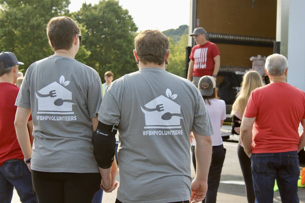 2HarvestMidTN's tweet photo. This morning, @2HarvestMidTN was proud to partner with @OneGenAway in providing grocery carts full of fresh produce, dairy, and pantry stables to our neighbors facing hunger at a Mobile Pantry in Columbia, generously funded by @FBHealthPlans. #FeedingHope #HungerActionTN https://t.co/u2ANMzxHfz
