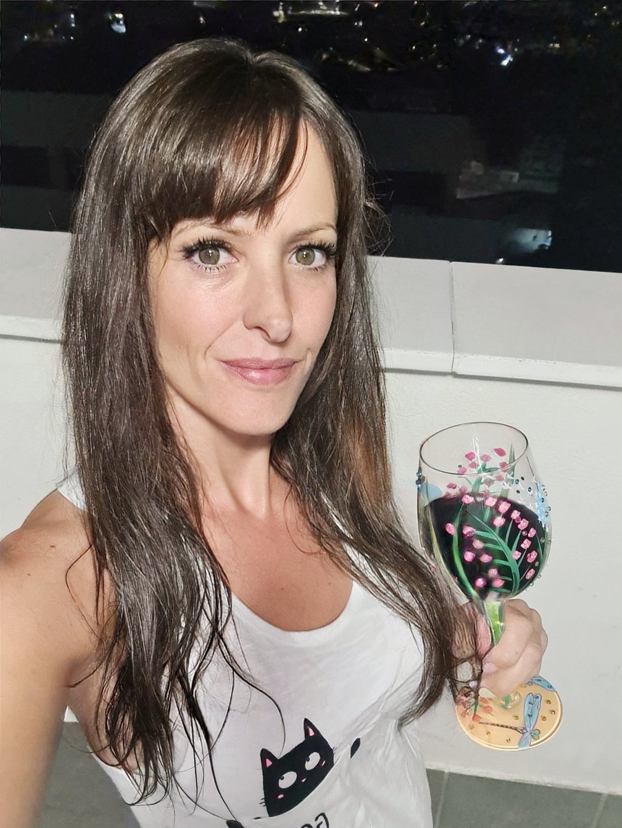 RareEleven's tweet photo. Plan sábado noche: ducha, pijama, vino y Twitter. #planaso https://t.co/4zIr1PfNSG