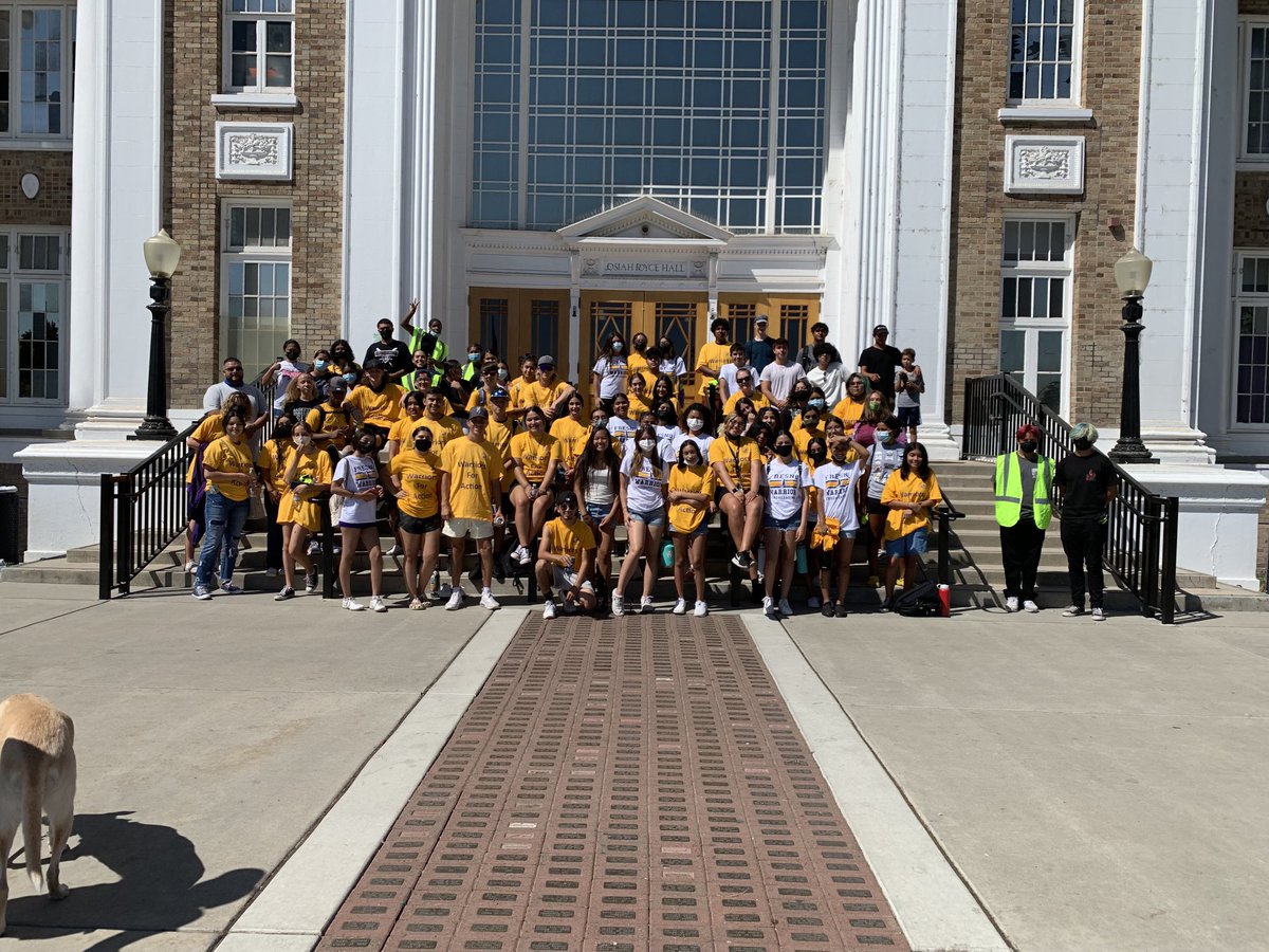 This morning over 100 Fresno High student athletes participated in neighborhood cleanup with ⁦<a href="/BeautifyFresno/">Beautify Fresno</a>⁩. Thank you for being leaders in our school and community. Plus, great role models for my kids. ⁦<a href="/The_FHS_Daily/">Fresno High Warriors</a>⁩