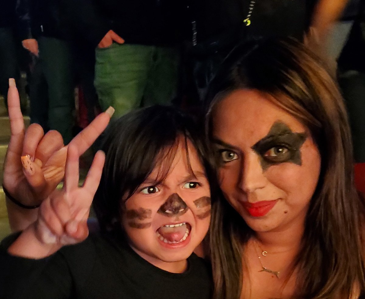 kiss's tweet photo. #KISSARMY Mountain View! You make us proud! WE ARE ONE! #EndOfTheRoadWorldTour https://t.co/fW7nPYcCRa