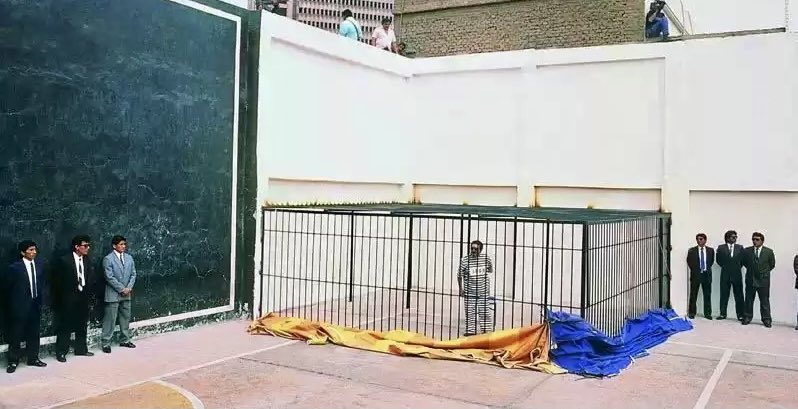 DiegoAcuOficial's tweet photo. De niño, cuando hacía tareas con velas, respirábamos el terror y oía las bombas de noche, de pronto se capturó al animal y aparecieron estas postales para devolvernos la vida. 

Y si por algo estaré eternamente agradecido al Pdte Fujimori, es por eso. 

Le duela a quien le duela. https://t.co/JTfDMP0xAd