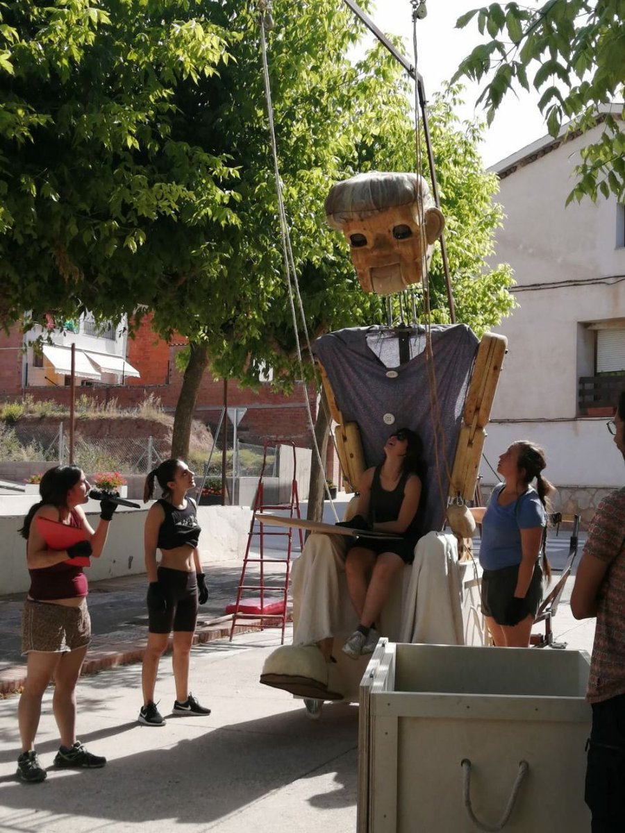 FMediterrania's tweet photo. [Arts escèniques] - ‘🔴 Matito - Tomasa: La xatarrina és un espectacle de carrer itinerant, alegre, tendre i vitalista que busca apropar una història poètica amb molta força visual⚠️AMB ACREDITACIÓ PROFESSIONAL🗓️4/10/2021 ⚠️TOTS ELS PÚBLICS 🗓️15/10/2021

👉https://t.co/d9tmEm8PlI https://t.co/xBw7JKyZur