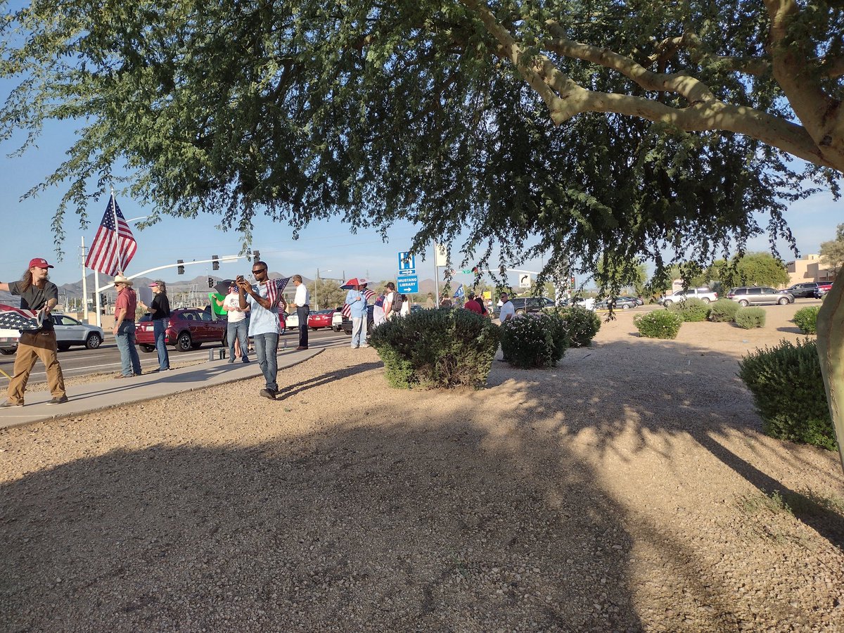 redwildcat's tweet photo. .@HonorHealth #DCJoe aren't very popular based on the honks and 👍 in Scottsdale. https://t.co/GbcdBFtZHj
