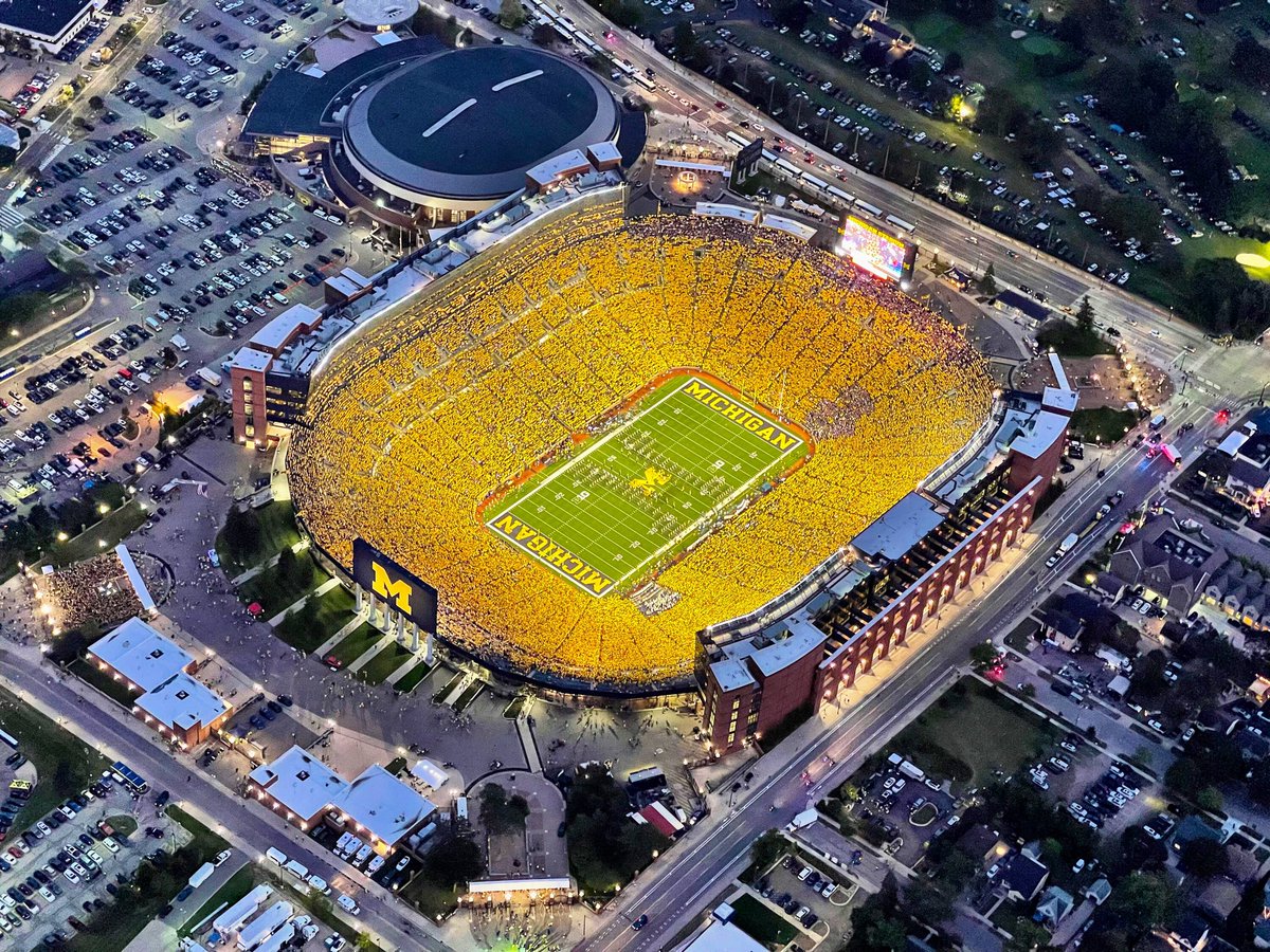 GoodyearBlimp's tweet photo. Our a-maize-ing view of the #MaizeOut at the Big House. https://t.co/7bkxPQEUIn