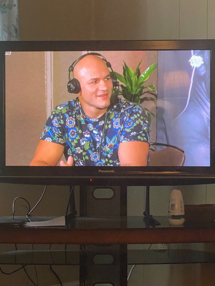 realtoriabrooke's tweet photo. Men: if you’re losing your hair just bite the bullet and shave your head like this guy. #HolyfieldFight https://t.co/bAFrxoRHP2