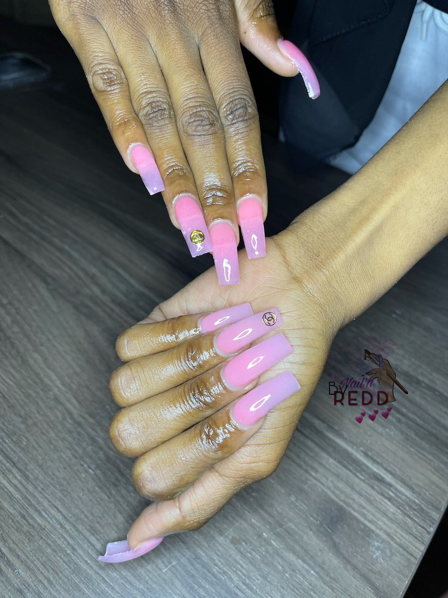 Don’t claim to be the greatest, but I’m decent! Help me build my clientele 🙌🏽🙌🏽 NEXT (5 GIRLS) to book will get a $60 set👀 #NaildByRedd #BookedAndBlessed #ncat #uncg #uncc #northcarolina #greensboro #ncnailtech #ncatnailtech