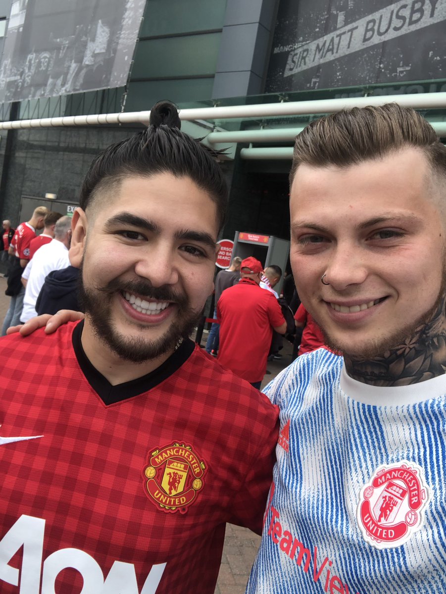 ghost_rojo's tweet photo. @Castro1021 what beats seeing Ronaldo debut for United?
Meeting castro! What a day and what a win! MANCHESTER IS RED and we unite from across the world as one to support this mighty club https://t.co/DpqB1OAT8P