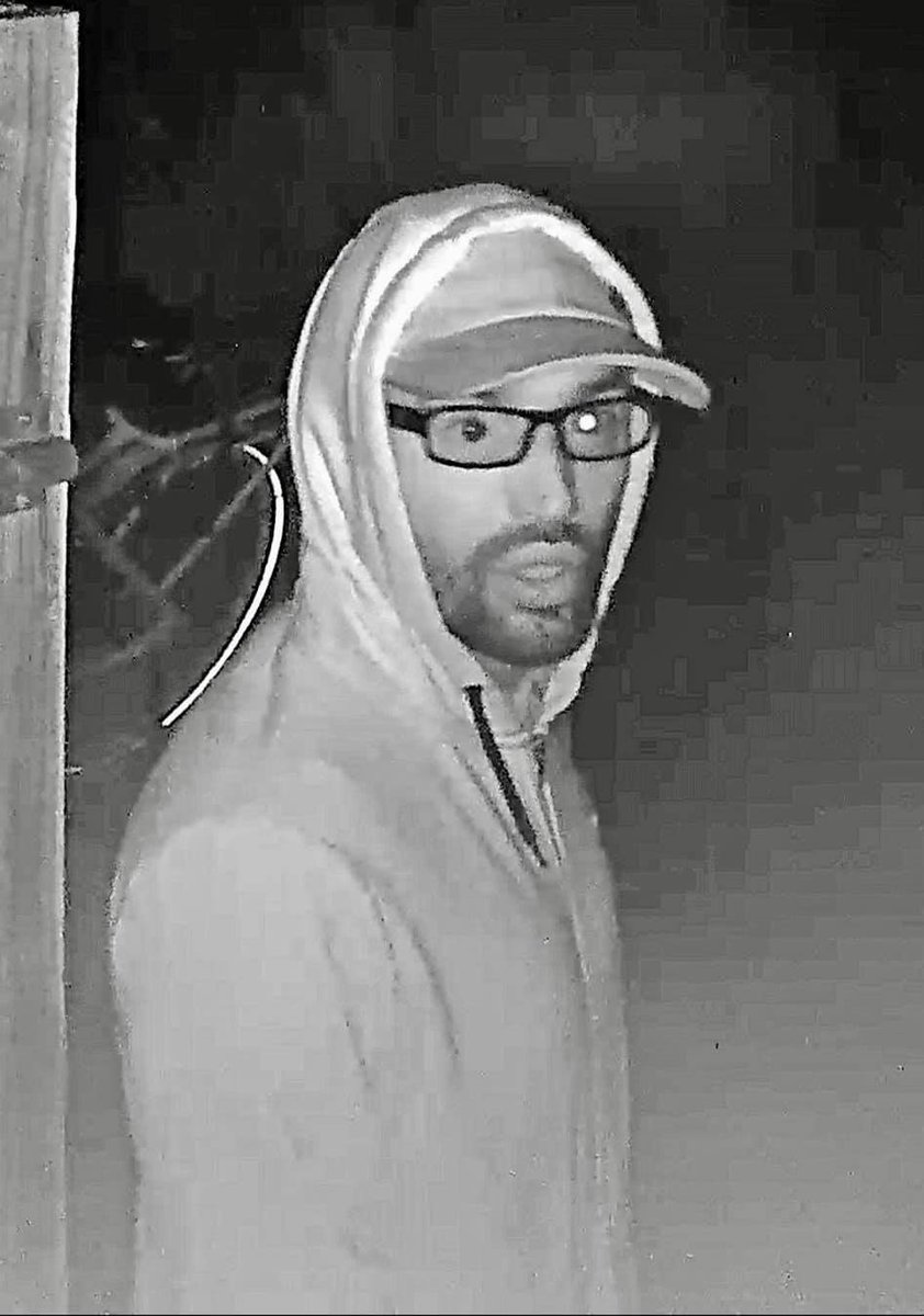 Hoge beloning €5000 Wie (her)kent deze man? Staat goed herkenbaar in beeld. facebook.com/BAZ24NL/posts/… #Burgernet #durftevragen #bruma #tweutr #unmuteus #beloning #opsporing #opsporingverzocht