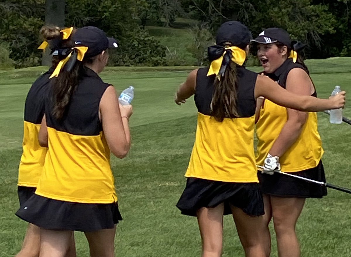 murrayhighgolf's tweet photo. Freshman Emerson Vaughn scored an impressive 78 &amp; placed 8th at the All A State Tournament!! Three great birdie smiles &amp; a fun celebration from her team! Great Job Emerson!  @TonyJarvis_MHS @MurrayTigers @MurraySchools https://t.co/yZibStP4lU