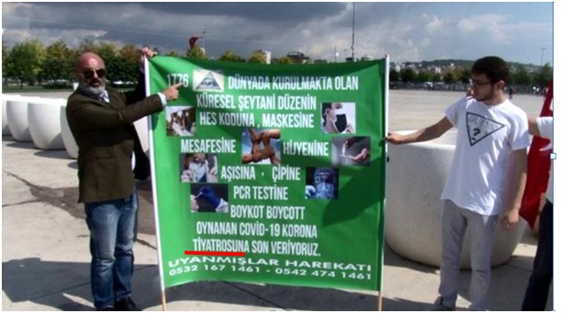 Ne yaptı bu *tiyatro* size kardeşim, AŞI KARŞITI MİTİNG'deki pankartta da *TİYATRO* benzetmesi var.