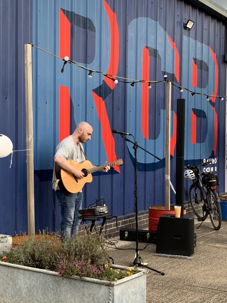 JournoBecky's tweet photo. Had a great time today at @RoundCornerBeer’s Rare Food Festival - incredible beers from Round Corner, @71brewing and @WildBeerCo plus delicious food from Round Corner Pizza and @secretburgerCLB, and wonderful music by Sam Hinds 🎶 #Leicestershire #beer #RoundCorner #supportlocal https://t.co/cb00rsPIaB