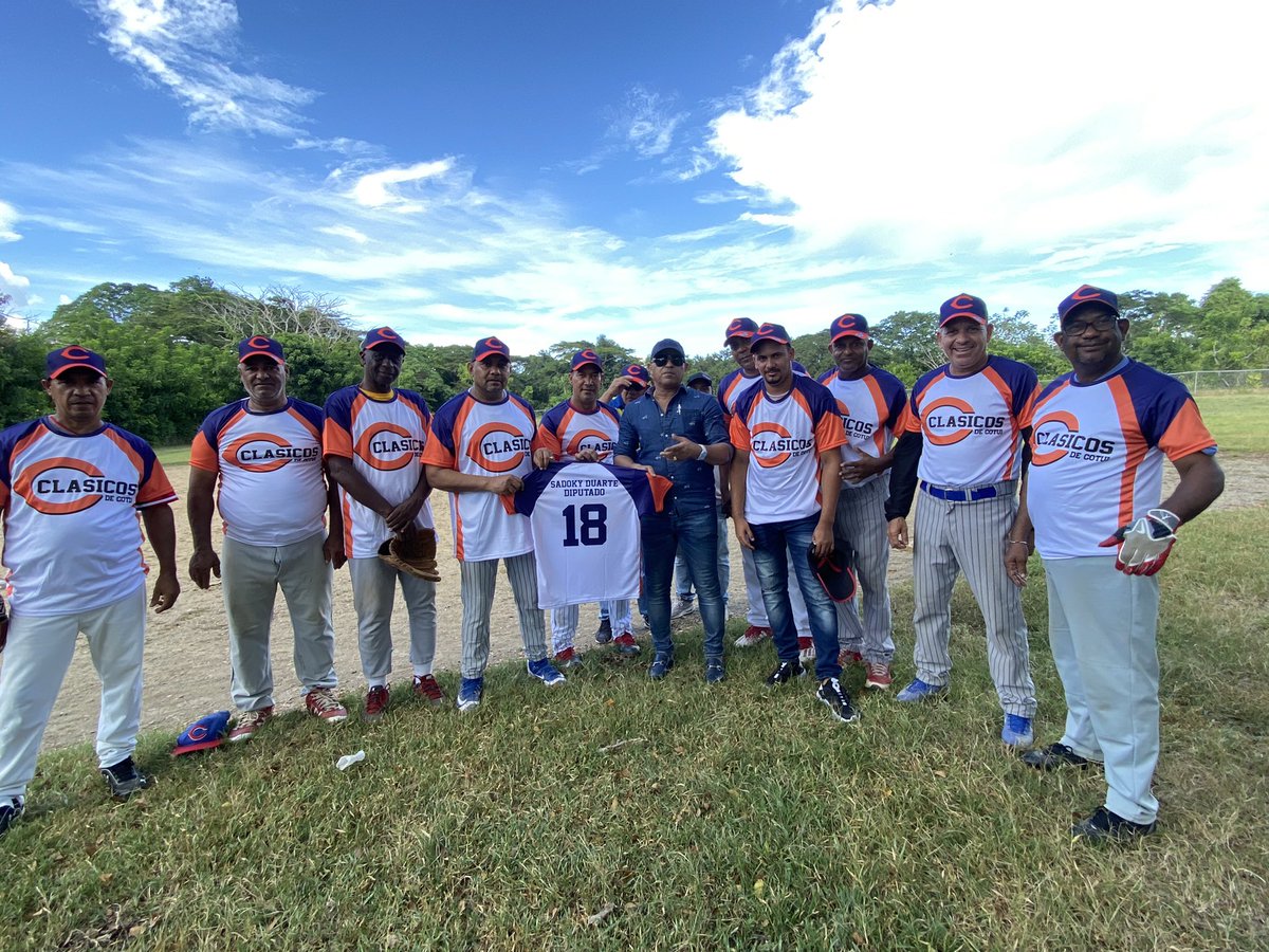 Entrega de uniforme ante una solicitud al equipó los clásicos del club Freddy Acosta   Siempre  apoyaré   El deporte Porqué ayuda a que nuestra juventud se aparte de los vicios  comprometido con mi provincias y el país.