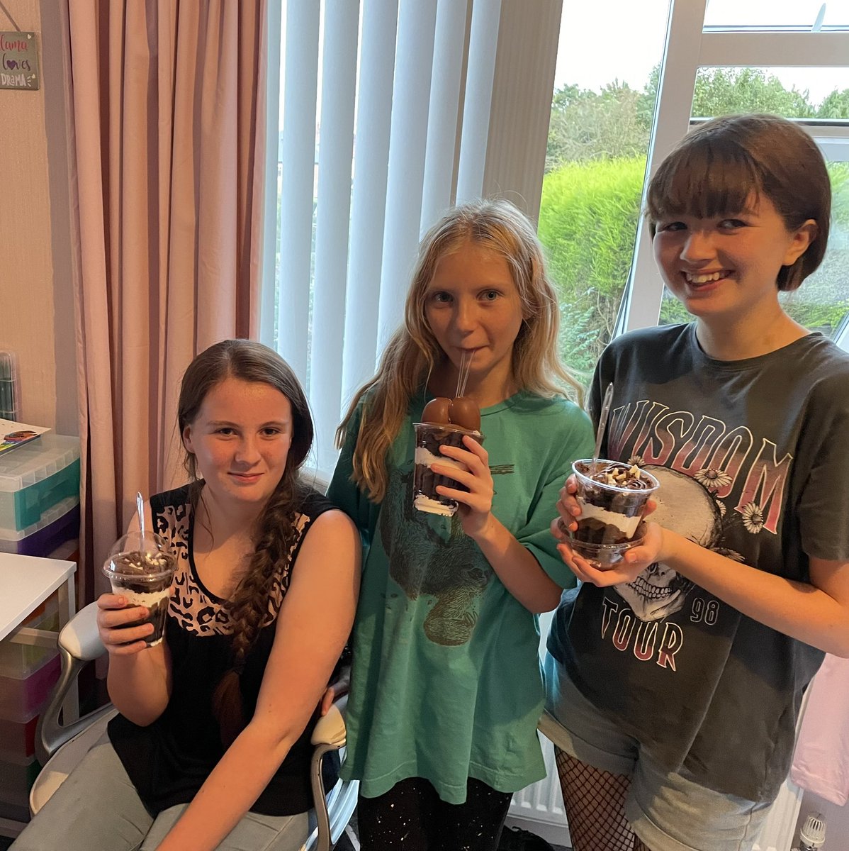 hailswarby's tweet photo. Sleep over , sweets and cakes with her besties 🥰🥰🥰 #birthdaygirl #nearly14 #HowDidThatHappen #primaryschoolfriends #yr9 https://t.co/GRJABrhnu2