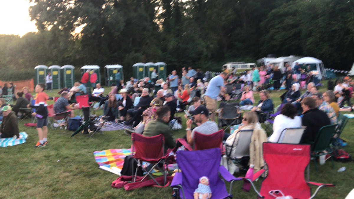 melmontagnon's tweet image. An afternoon to evening at the annual local festival #offthehookfestival at the #foxandgoose #greywell #hook #HAMPSHIRE @weyvalleyradio @altonnewsgu34