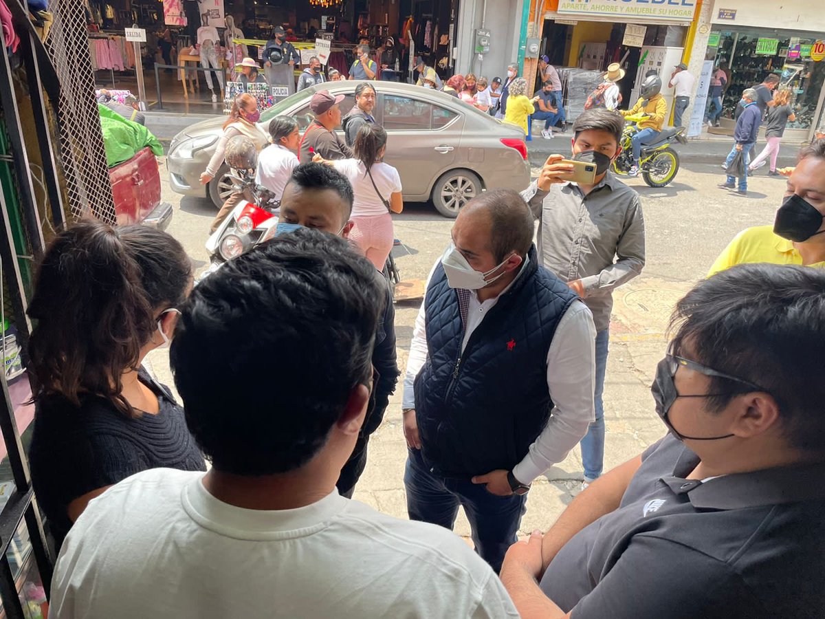 AnaJVillagran's tweet photo. Hoy acompañé a mi amigo y líder del PAN en Xochimilco @gdlc_alejandro Alex Gutiérrez a atender a locatarios del Mercado 377 que hace 2 días fueron golpeados por personal de vía pública y policías 
¡BASTA YA DE GOBERNAR CON MIEDO @JoseCarlosXoch @XochimilcoAl! #DiputadaVillagrán https://t.co/me5XDL0DNR