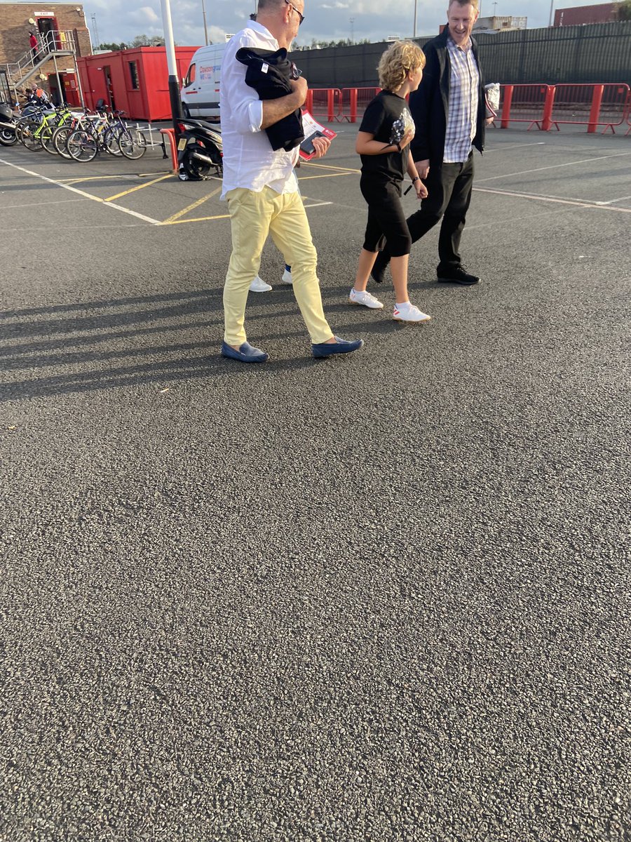 SkemSubbuteo's tweet photo. I saw 2 amazing things at Old Trafford today , the amazing return of that boy Ronaldo and this yellow trouser - blue loafer combination https://t.co/VfjAYlop2Y