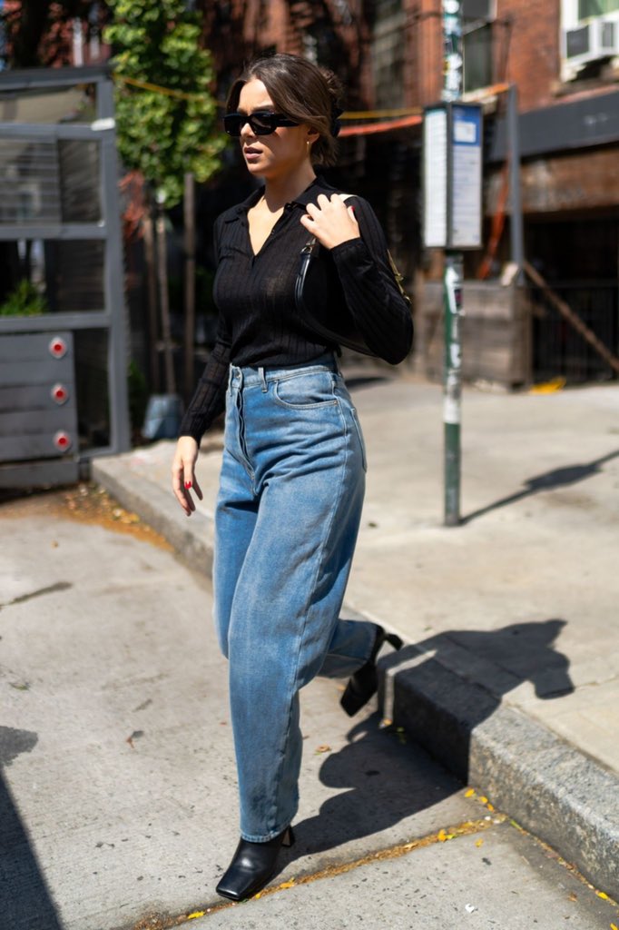 TrHailee's tweet photo. I think @HaileeSteinfeld accidentally wore Griffin's work jeans. 😳😂
#Day652 https://t.co/r6kY1pZNxb