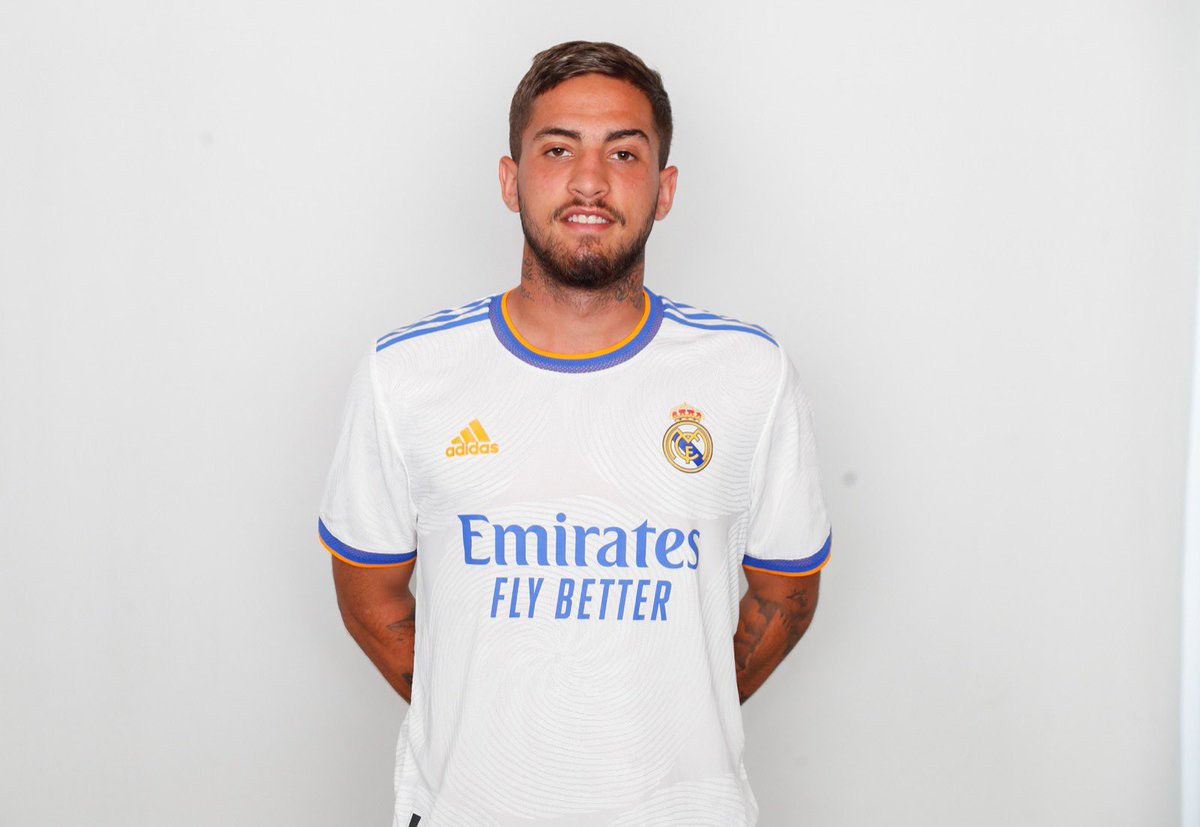 Comienza una nueva etapa en mi vida , y que mejor manera de hacerlo que en el <a href="/realmadrid/">Real Madrid C.F.</a> Muchas ganas e ilusión de afrontar este nuevo proyecto!!⚪️⚪️

#halamadrid