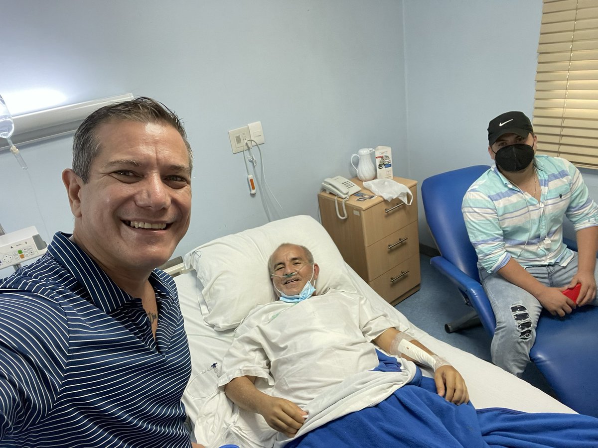 Con Trajanito en la clínica Alcivar ! Mi pana recuperándose ! Dios es grande 🙏