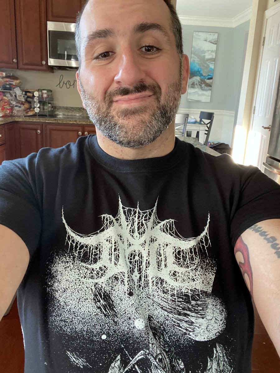 DHeartsurgeon's tweet photo. I just got this shirt today, so naturally I’m going to wear it to dinner tonight 🤘🏻 #shirtcheck, #devoidofthought https://t.co/ntZZPZM7l3