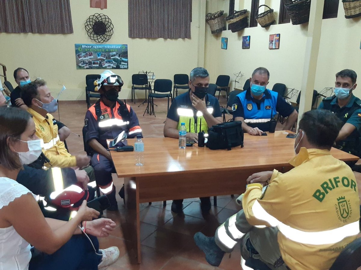 CECOPAL_Orotava's tweet photo. Reunión de coordinación en PMA de #IFPinolere. Se coordina el trabajo que se desarrollará durante la noche. Los técnicos son optimistas y confian en que se pueda dar por estabilizado en las próximas horas. https://t.co/4HAsQ31V4m