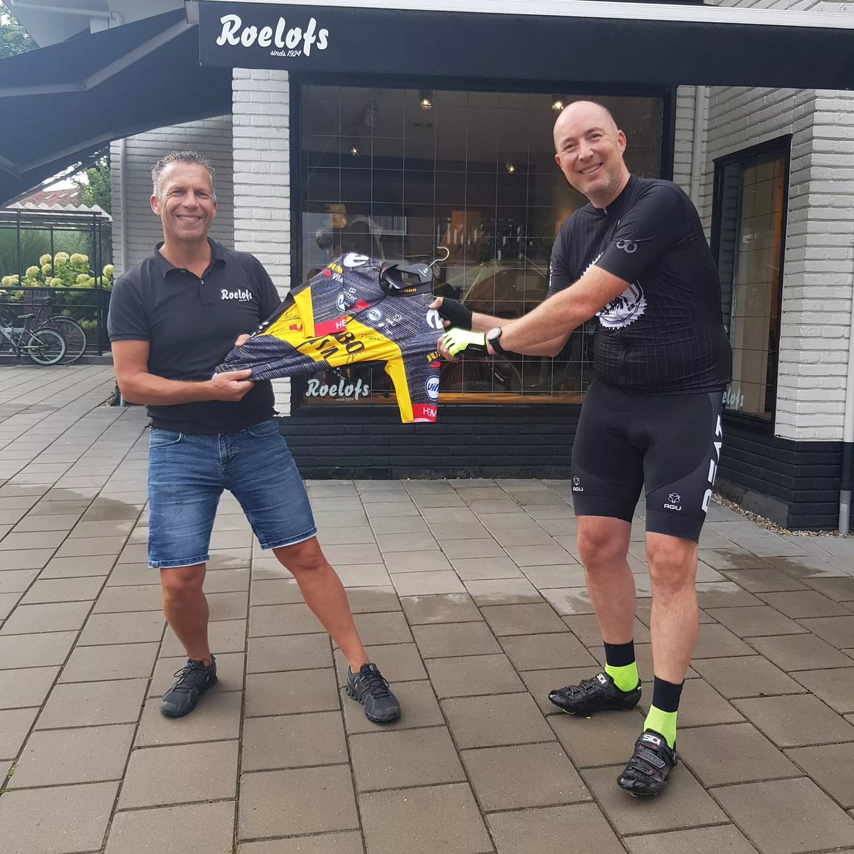 Wielerboek's tweet photo. Vandaag was de overdracht van het @JumboVismaRoad shirt bij @roelofsfietsen !! Hij gaat nu een reis maken naar Zeist @beljonbusiness. Opbrengst is overigens prachtig € 750,- &amp; 100% voor de @Nierstichting.

@mtjallingii Bedankt ! #trots #onekidney #bmoovd #RoelofsFietsenArnhem https://t.co/vqr6M0q47r