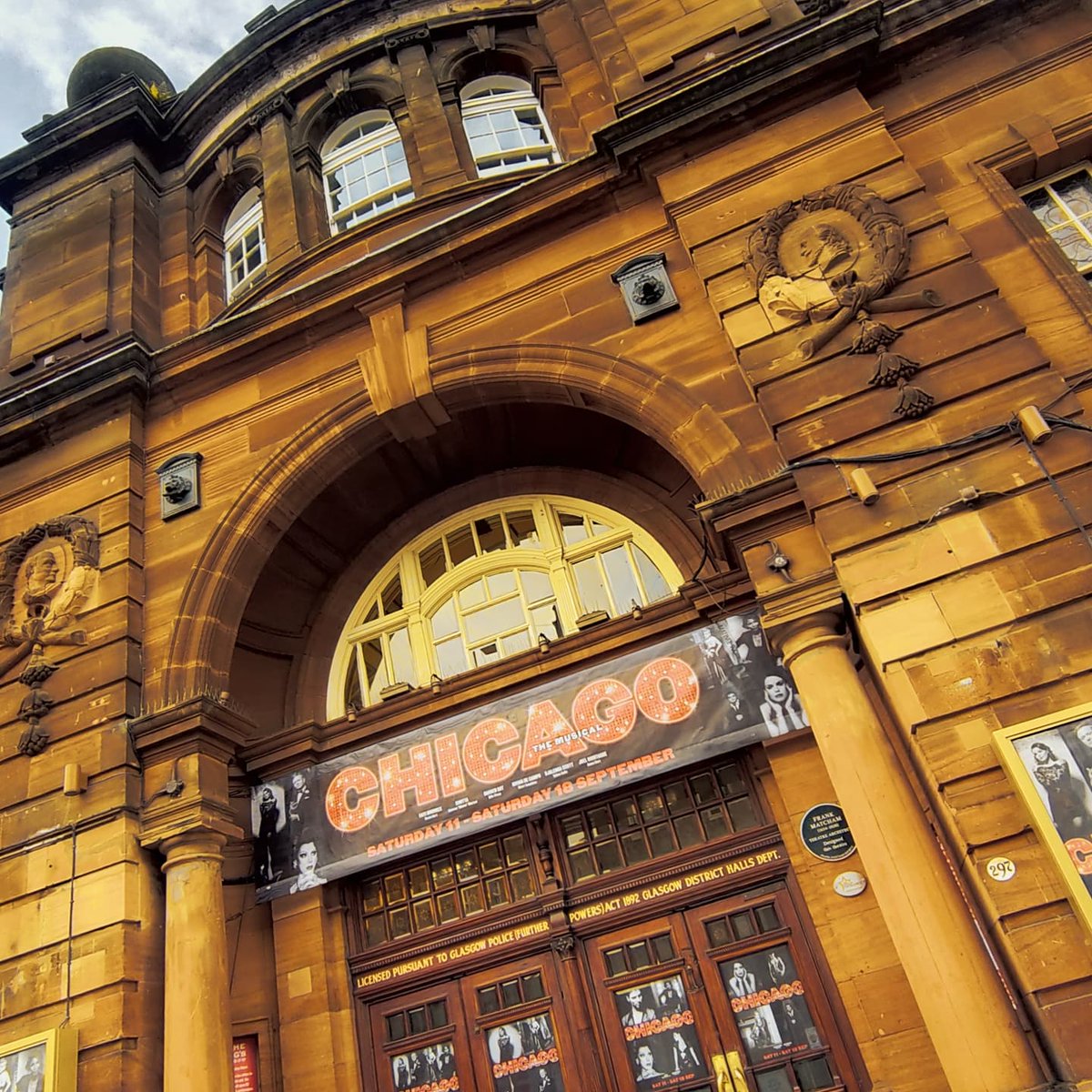JoshCurrie1994's tweet photo. And @KingsandRoyal are back! What a show given the circumstances 🎺💜🎷 Bar queues were mad but to be expected on the first show back. So soooo glad to be back and hope to return sooner rather than later!

@ChicagoOnStage
#ThatJazz 🎹🎭💜 https://t.co/PqCXORMMCM