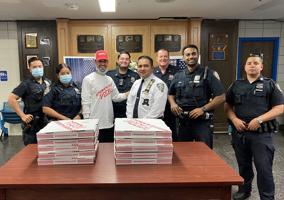 NYPD84Pct's tweet photo. From the men and women of the @NYPD84Pct we want to thank Norm’s Pizza @NormsofNYC and @WCKitchen for thinking of your officers today and for bringing the officers & @FDNY #Engine207 tasty #Pizza ❤️ 🍕
#ThankYou for remembering and #NeverForget the Heroes that sacrificed! https://t.co/txjevgsDnT